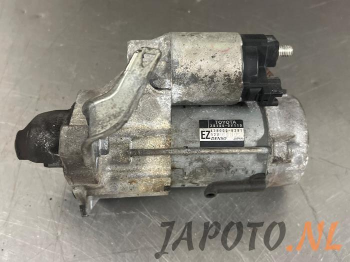 Startmotor van een Toyota Yaris III (P13) 1.33 16V Dual VVT-I 2011