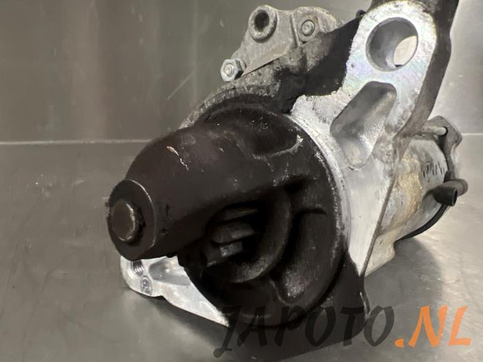 Startmotor van een Toyota Yaris III (P13) 1.33 16V Dual VVT-I 2011