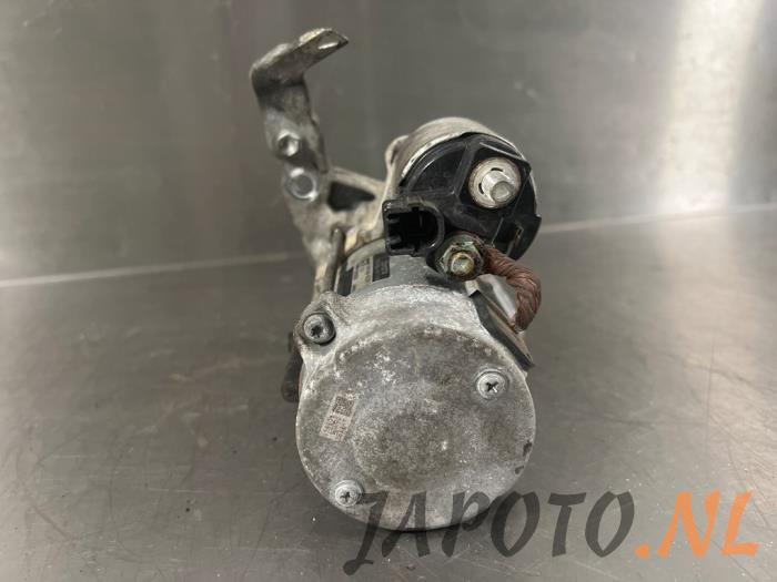 Startmotor van een Toyota Yaris III (P13) 1.33 16V Dual VVT-I 2011