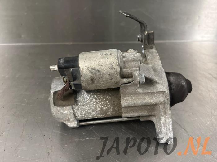Startmotor van een Toyota Yaris III (P13) 1.33 16V Dual VVT-I 2011