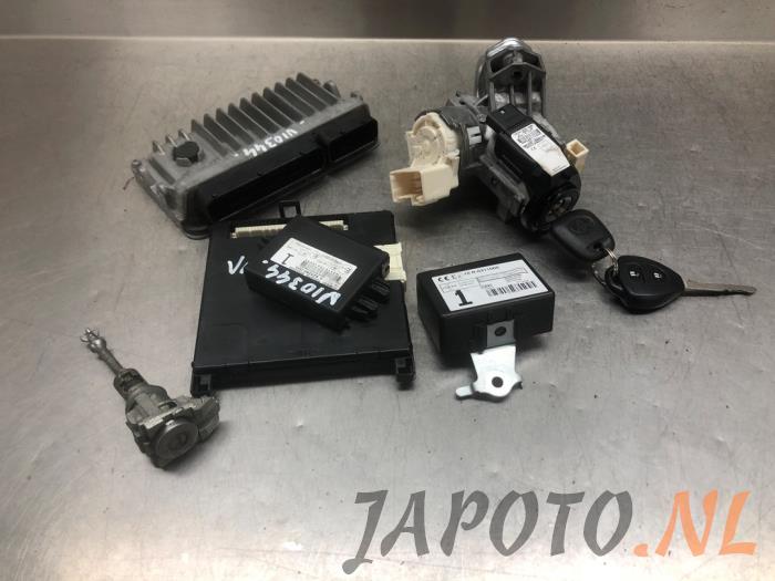 Gebruikte Kontaktslot + computer Toyota Yaris III (P13) 1.33 16V Dual VVT-I Prijs € 209,95 Margeregeling aangeboden door Japoto Parts B.V.