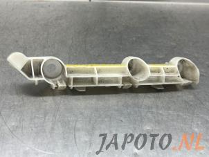 Gebruikte Bumpersteun rechts-voor Mitsubishi Outlander (GF/GG) 2.0 16V PHEV 4x4 Prijs € 20,95 Margeregeling aangeboden door Japoto Parts B.V.