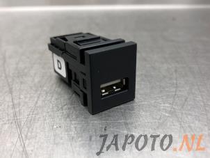 Gebruikte AUX/USB aansluiting Toyota Yaris IV (P21/PA1/PH1) 1.5 12V Hybrid 115 Prijs € 29,95 Margeregeling aangeboden door Japoto Parts B.V.