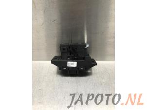 Gebruikte Handrem schakelaar Nissan X-Trail (T32) 1.6 DIG-T 16V Prijs € 19,95 Margeregeling aangeboden door Japoto Parts B.V.