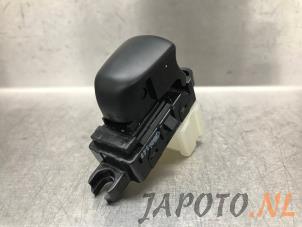 Gebruikte Elektrisch Raam Schakelaar Nissan Qashqai (J11) 1.2 DIG-T 16V Prijs € 20,95 Margeregeling aangeboden door Japoto Parts B.V.