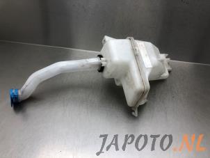 Gebruikte Ruitensproeiertank voor Suzuki Swift (ZA/ZC/ZD) 1.6 Sport VVT 16V Prijs € 19,95 Margeregeling aangeboden door Japoto Parts B.V.