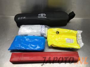 Gebruikte EHBO kit Toyota Aygo (B40) 1.0 12V VVT-i Prijs op aanvraag aangeboden door Japoto Parts B.V.