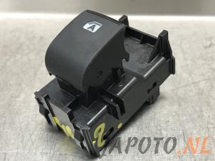 Gebruikte Ruit schakelaar elektrisch Toyota Prius (ZVW5) 1.8 16V Hybrid Prijs € 26,24 Margeregeling aangeboden door Japoto Parts B.V.