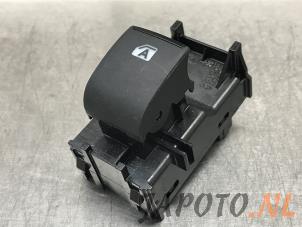 Gebruikte Ruit schakelaar elektrisch Toyota Prius (ZVW5) 1.8 16V Hybrid Prijs € 26,24 Margeregeling aangeboden door Japoto Parts B.V.