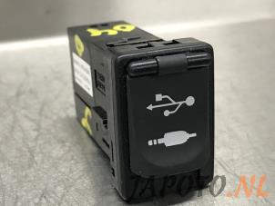 Gebruikte AUX/USB aansluiting Toyota Prius (ZVW5) 1.8 16V Hybrid Prijs € 26,24 Margeregeling aangeboden door Japoto Parts B.V.