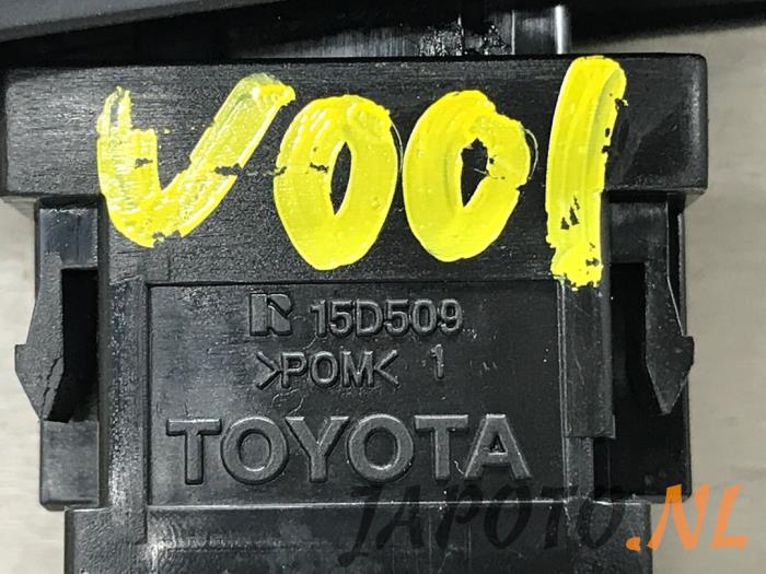 Paniekverlichtings Schakelaar van een Toyota Prius (ZVW5) 1.8 16V Hybrid 2017