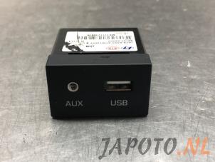Gebruikte AUX/USB aansluiting Hyundai i30 Wagon (PDEF5) 1.6 CRDi 16V VGT Prijs € 39,95 Margeregeling aangeboden door Japoto Parts B.V.