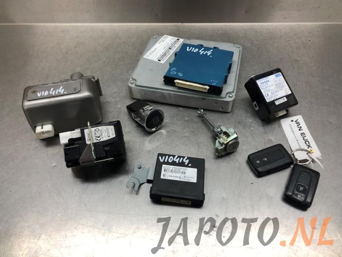 Gebruikte Kontaktslot + computer Toyota Corolla Verso (R10/11) 2.2 D-4D 16V Prijs € 209,95 Margeregeling aangeboden door Japoto Parts B.V.