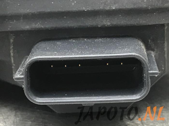 Uitlaatgas smoorklep van een Mazda CX-3 1.5 Skyactiv D 105 16V 2015