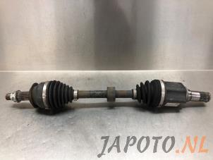 Gebruikte Aandrijfas links-voor Mazda CX-3 (DJ/DK) 1.5 Skyactiv D 105 16V Prijs € 156,45 Margeregeling aangeboden door Japoto Parts B.V.