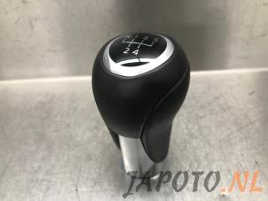 Gebruikte Pookknop Mazda 2 (DJ/DL) 1.5 SkyActiv-G 90 Prijs € 19,95 Margeregeling aangeboden door Japoto Parts B.V.
