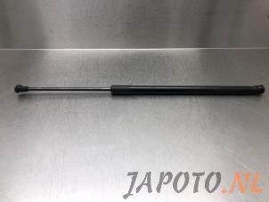 Gebruikte Achterklepdemper links-achter Mazda 2 (DJ/DL) 1.5 SkyActiv-G 90 Prijs € 19,95 Margeregeling aangeboden door Japoto Parts B.V.