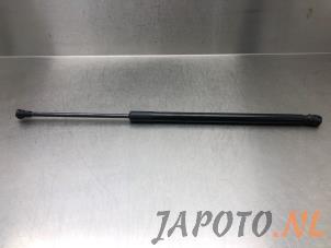 Gebruikte Kofferdekseldemper rechts-achter Mazda 2 (DJ/DL) 1.5 SkyActiv-G 90 Prijs € 19,95 Margeregeling aangeboden door Japoto Parts B.V.