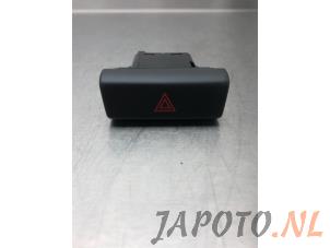 Gebruikte Paniekverlichtings Schakelaar Mazda 2 (DJ/DL) 1.5 SkyActiv-G 90 Prijs € 14,95 Margeregeling aangeboden door Japoto Parts B.V.