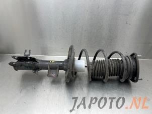Gebruikte Schokdemperpoot links-voor Mazda 2 (DJ/DL) 1.5 SkyActiv-G 90 Prijs € 49,95 Margeregeling aangeboden door Japoto Parts B.V.