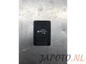 Gebruikte AUX/USB aansluiting Toyota Yaris III (P13) 1.5 16V Hybrid Prijs € 29,95 Margeregeling aangeboden door Japoto Parts B.V.