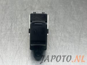 Gebruikte Elektrisch Raam Schakelaar Suzuki Swift (ZC/ZD) 1.2 Dual Jet 16V Prijs € 14,95 Margeregeling aangeboden door Japoto Parts B.V.