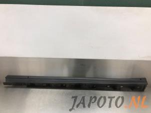 Gebruikte Sideskirt links Toyota RAV4 (A5) 2.5 Hybrid 16V AWD Prijs € 156,45 Margeregeling aangeboden door Japoto Parts B.V.