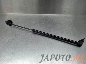 Gebruikte Kofferdekseldemper rechts-achter Nissan Juke (F16) 1.0 DIG-T 12V Prijs € 26,24 Margeregeling aangeboden door Japoto Parts B.V.