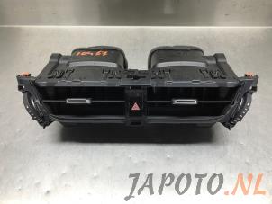 Gebruikte Luchtrooster Dashboard Toyota Corolla (E21/EA1/EH1) 1.8 16V Hybrid Prijs € 41,95 Margeregeling aangeboden door Japoto Parts B.V.