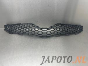 Gebruikte Grille Toyota Yaris II (P9) 1.33 16V Dual VVT-I Prijs € 36,70 Margeregeling aangeboden door Japoto Parts B.V.
