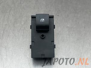 Gebruikte Ruit schakelaar elektrisch Chevrolet Cruze (305) 1.6 16V VVT Prijs € 20,95 Margeregeling aangeboden door Japoto Parts B.V.