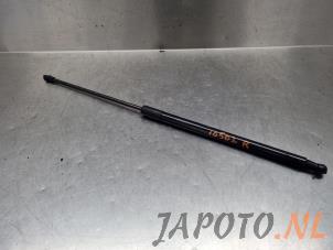 Gebruikte Kofferdekseldemper rechts-achter Toyota Aygo (B40) 1.0 12V VVT-i Prijs € 9,95 Margeregeling aangeboden door Japoto Parts B.V.