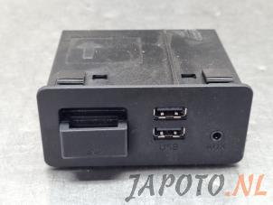 Gebruikte AUX/USB aansluiting Mazda CX-5 I (KE,GH) 2.0 SkyActiv-G 16V 2WD Prijs € 52,45 Margeregeling aangeboden door Japoto Parts B.V.