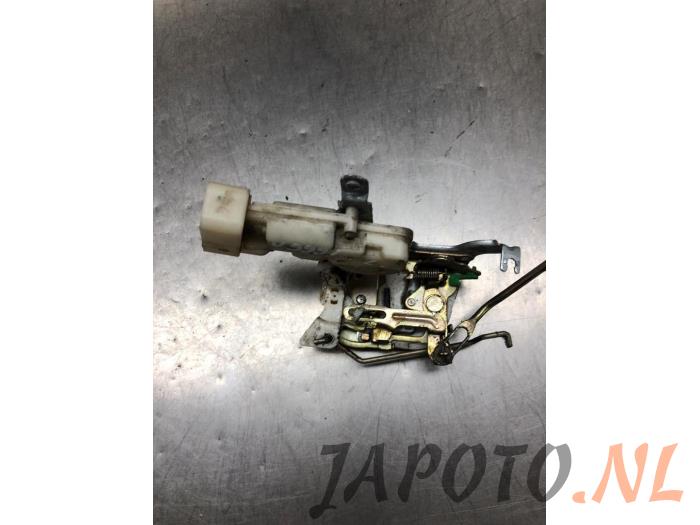 Deurslot Mechaniek 2Deurs links van een Toyota Yaris (P1) 1.3 16V VVT-i 2002