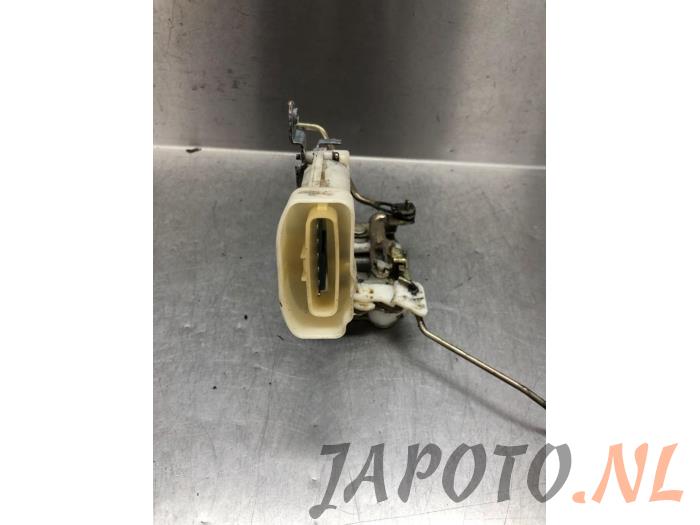 Deurslot Mechaniek 2Deurs links van een Toyota Yaris (P1) 1.3 16V VVT-i 2002