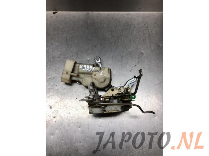 Deurslot Mechaniek 2Deurs links van een Toyota Yaris (P1) 1.3 16V VVT-i 2002