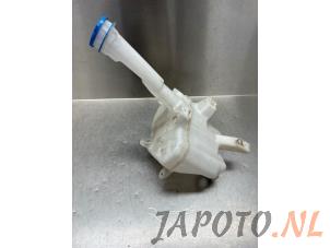 Gebruikte Ruitensproeiertank voor Suzuki Celerio (LF) 1.0 12V Prijs € 26,20 Margeregeling aangeboden door Japoto Parts B.V.