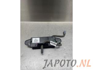 Gebruikte Antenne Kia Niro I (DE) 1.6 GDI PHEV Prijs € 52,45 Margeregeling aangeboden door Japoto Parts B.V.