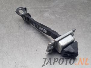 Gebruikte Deurvanger 4Deurs links-achter Mazda 3 (BL12/BLA2/BLB2) 1.6i MZR 16V Prijs € 20,95 Margeregeling aangeboden door Japoto Parts B.V.