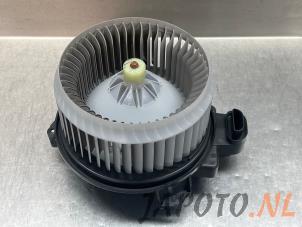 Gebruikte Chaufage Ventilatiemotor Toyota Prius Plus (ZVW4) 1.8 Hybrid 16V Prijs € 52,45 Margeregeling aangeboden door Japoto Parts B.V.