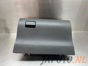 Gebruikte Handschoenenkastje Toyota Prius Plus (ZVW4) 1.8 Hybrid 16V Prijs € 52,45 Margeregeling aangeboden door Japoto Parts B.V.