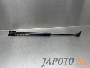 Gebruikte Achterklepdemper rechts-achter Mazda 3 Sport (BP) 2.0 SkyActiv-X M Hybrid 16V Prijs € 26,24 Margeregeling aangeboden door Japoto Parts B.V.