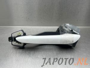 Gebruikte Deurgreep 4Deurs links-achter Mazda 3 Sport (BP) 2.0 SkyActiv-X M Hybrid 16V Prijs € 41,99 Margeregeling aangeboden door Japoto Parts B.V.