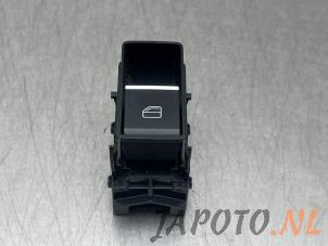 Gebruikte Ruit schakelaar elektrisch Mazda 3 Sport (BP) 2.0 SkyActiv-X M Hybrid 16V Prijs € 31,45 Margeregeling aangeboden door Japoto Parts B.V.