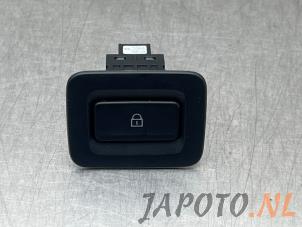 Gebruikte Centrale deurvergrendeling Schakelaar Mazda 3 Sport (BP) 2.0 SkyActiv-X M Hybrid 16V Prijs € 20,99 Margeregeling aangeboden door Japoto Parts B.V.