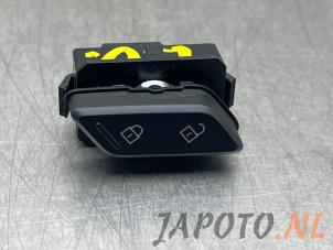 Gebruikte Centrale deurvergrendeling Schakelaar Mazda 3 Sport (BP) 2.0 SkyActiv-X M Hybrid 16V Prijs € 20,99 Margeregeling aangeboden door Japoto Parts B.V.