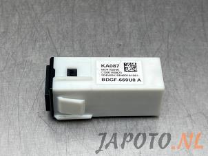 Gebruikte AUX/USB aansluiting Mazda 3 Sport (BP) 2.0 SkyActiv-X M Hybrid 16V Prijs € 26,24 Margeregeling aangeboden door Japoto Parts B.V.