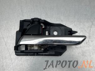 Gebruikte Deurgreep 4Deurs links-achter Mazda 3 Sport (BP) 2.0 SkyActiv-X M Hybrid 16V Prijs € 20,99 Margeregeling aangeboden door Japoto Parts B.V.