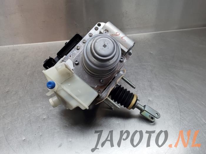 ABS Pomp van een Mazda 3 Sport (BP) 2.0 SkyActiv-X M Hybrid 16V 2020