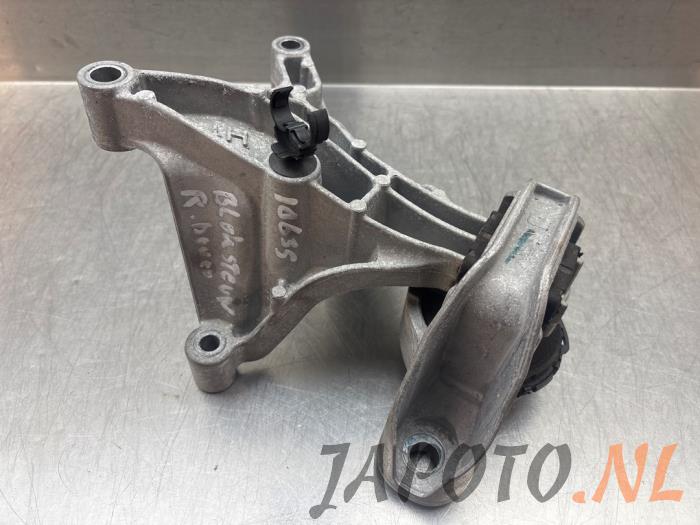 Gebruikte Motorsteun Nissan Juke (F16) 1.0 DIG-T 12V Prijs € 26,20 Margeregeling aangeboden door Japoto Parts B.V.
